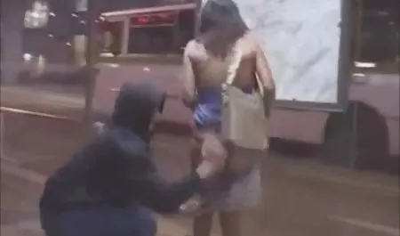 منشی یک برقکار را صدا سکس زیبا کرد و وقتی برگشت ، بی صدا بود و یک الاغ ناز را با یک لامپ در دست دید.