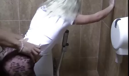 صاحب ساخته شده عریان خدمتکار، داستان سکسی تصویری شهوانی صعود به حمام با او و خورد بخش تنبل