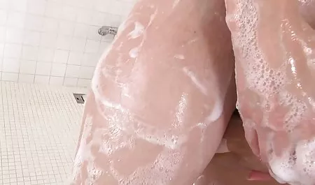 جوانان در یک پیش بند در بدن برهنه فیلم سکسی پسر به مادرزن نگاه می کنند ، در گوشه ای خودارضایی می کنند و خانم شلیک می کند